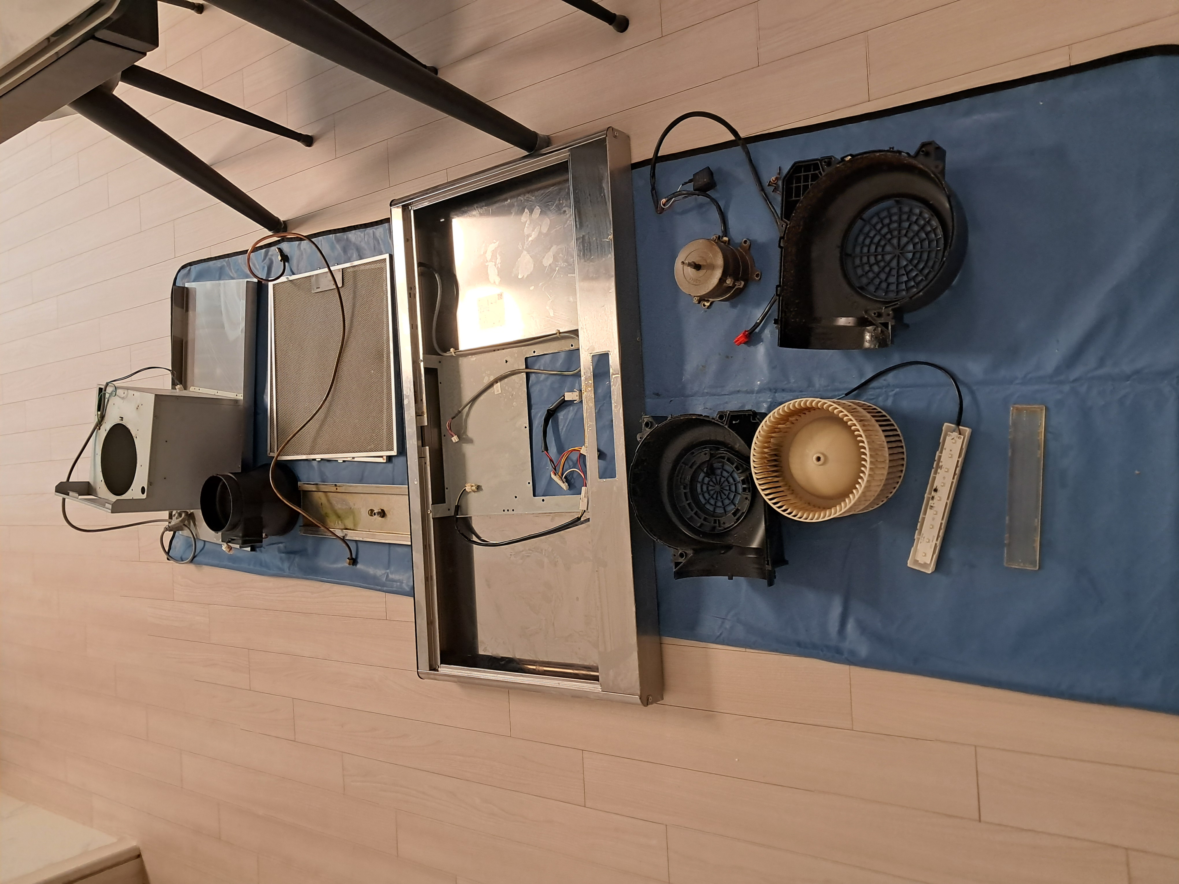 주방 후드 청소 전 오염된 상태